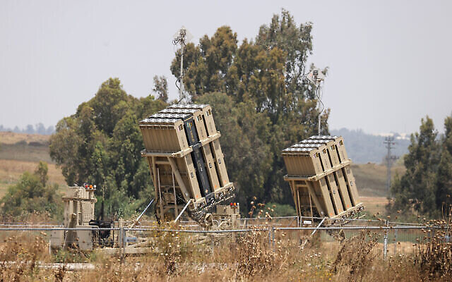 بطاريات نظام القبة الحديدية للدفاع الجوي الإسرائيلي في جنوب إسرائيل في 9 مايو، 2023 ، بعد الضربات الجوية الإسرائيلية فجرا على غزة. (RONALDO SCHEMIDT / AFP)