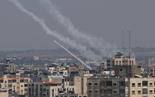 اطلاق صواريخ من مدينة غزة باتجاه اسرائيل، 10 مايو، 2023. (Mahmud HAMS / AFP)