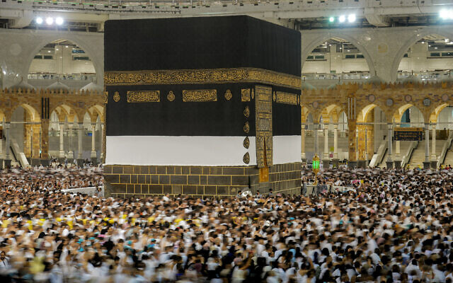 ملف: حجاج مسلمون يطوفون حول الكعبة، في مكة المكرمة، المملكة العربية السعودية، 6 يوليو 2022. (Amr Nabil / AP)