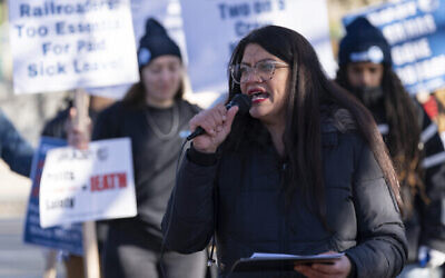 النائبة رشيدة طليب، ديمقراطية من ميشيغن، ، تتحدث خلال تجمع نقابي لعمال السكك الحديدية بالقرب من مبنى الكابيتول في واشنطن، 13 ديسمبر، 2022. (Jose Luis Magana / AP)