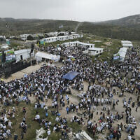 إسرائيليون يتجمعون في بؤرة إيفياتار الاستيطانية في الضفة الغربية، 10 أبريل 2023 (AP / Ariel Schalit)