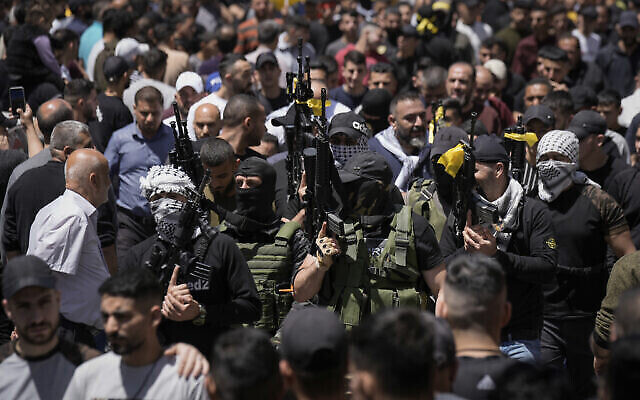 مسلحون ملثمون خلال جنازة حسن القطناني ومعاذ المصري وإبراهيم جبر في مدينة نابلس بالضفة الغربية، 4 مايو، 2023. (AP Photo / Majdi Mohammed)