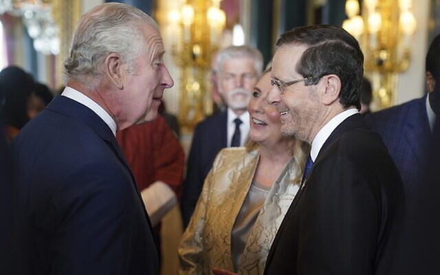 الملك تشارلز الثالث (يسار) يتحدث مع الرئيس إسحاق هرتسوغ وزوجته ميخال خلال حفل استقبال في قصر باكنغهام في لندن، 5 مايو 2023 (Jacob King/Pool Photo via AP)