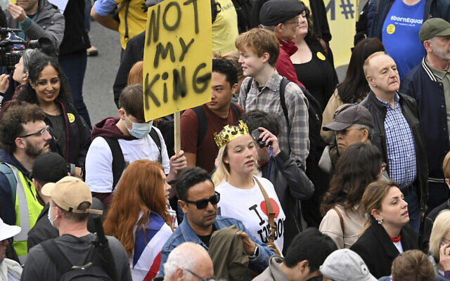 متظاهر يحمل لافتة كتب عليها "ليس ملكي" في ميدان ترافالغار بالقرب من مكان تتويج الملك تشارلز الثالث والملكة كاميلا في كنيسة وستمنستر بوسط لندن، 6 مايو 2023 (Sebastien Bozon/Pool Photo via AP)