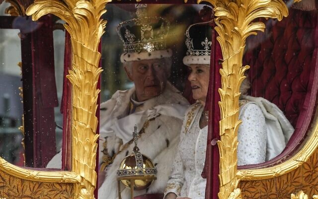 الملك تشارلز الثالث (يسار) والملكة كاميلا يغادران كنيسة وستمنستر بعد حفل تتويج الملك تشارلز الثالث في لندن، 6 مايو 2023 (AP Photo / Alessandra Tarantino)