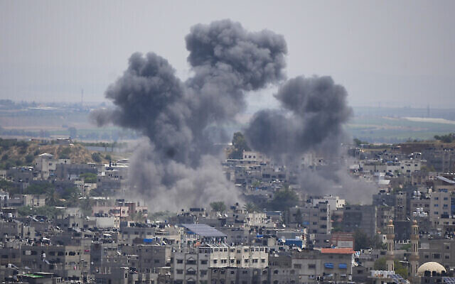 دخان يتصاعد من انفجار ناجم عن غارة جوية إسرائيلية على قطاع غزة، 12 مايو 2023، في خضم قتال بين إسرائيل وحركة الجهاد الإسلامي الفلسطينية.  (AP Photo/Hatem Moussa)