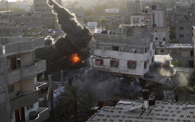 دخان ونيران يتصاعدان نتيجة انفجار ناجم عن غارة جوية إسرائيلية استهدفت مبنى في غزة في 13 مايو 2023. المبنى كان مملوكا لمسؤول في حركة الجهاد الإسلامي. (AP Photo/Ashraf Amra)