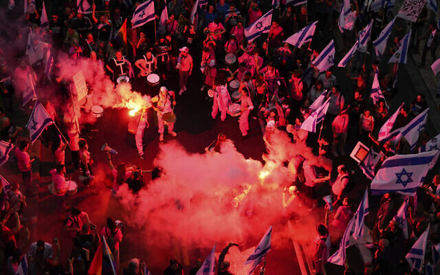 إسرائيليون يحتجون على خطط حكومة رئيس الوزراء بنيامين نتنياهو لإصلاح النظام القضائي، في تل أبيب، 20 مايو 2023 (AP Photo / Tsafrir Abayov)
