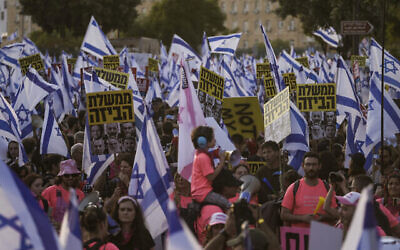 إسرائيليون يتظاهرون ضد اقتراح الميزانية في القدس، 23 مايو، 2023. (AP / Mahmoud Elean)