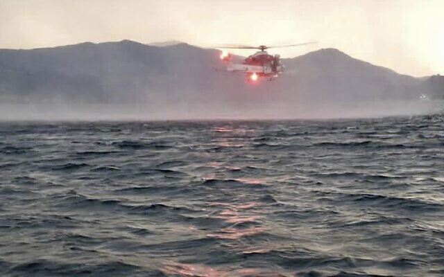 صورة نشرها عناصر الإطفاء الإيطاليون، تظهر طائرة هليكوبتر تبحث عن الركاب المفقودين بعد انقلاب قارب سياحي في عاصفة في بحيرة ماجوري الإيطالية، في منطقة لومباردي الشمالية، 28 مايو 2023 (Vigili Del Fuoco via AP)