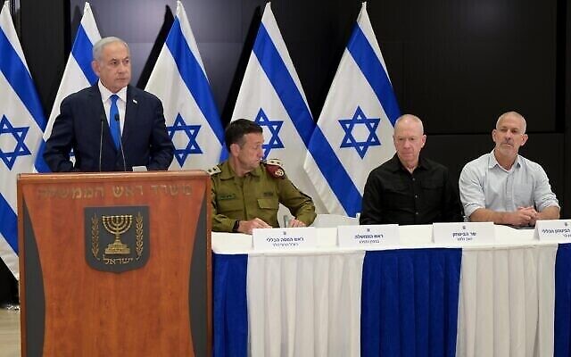 من اليسار: رئيس الوزراء بنيامين نتنياهو، ورئيس أركان الجيش الإسرائيلي هرتسي هليفي، ووزير الدفاع يوآف غالانت، ورئيس الشاباك رونين بار في مؤتمر صحفي في 9 مايو، 2023. (Avi Ohayon / GPO)