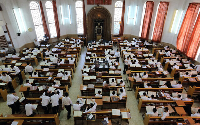 رجال يهود متشددون يدرسون في مدرسة سلابودكا الليتوانية في مدينة بني براك الحريدية، 8 يوليو 2013 (Yaakov Naumi / Flash90)