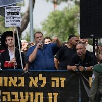 توضيحية: عضو "عوتسما يهوديت" ورئيس جماعة "لهافا" المتطرفة  بنزي غوبشتاين (مع ميكروفون)، يقود مظاهرة ضد مسيرة الفخر في القدس، 6 يونيو 2019 (Yonatan Sindel / Flash90)