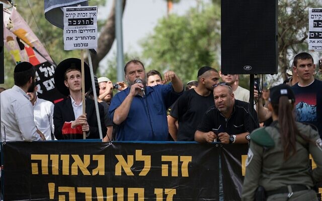 توضيحية: عضو "عوتسما يهوديت" ورئيس جماعة "لهافا" المتطرفة  بنزي غوبشتاين (مع ميكروفون)، يقود مظاهرة ضد مسيرة الفخر في القدس، 6 يونيو 2019 (Yonatan Sindel / Flash90)