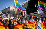 الآلاف يشاركون في مسيرة فخر المثليين السنوية في القدس، 2 يونيو، 2022. (Yonatan Sindel / Flash90)