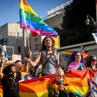 الآلاف يشاركون في مسيرة فخر المثليين السنوية في القدس، 2 يونيو، 2022. (Yonatan Sindel / Flash90)