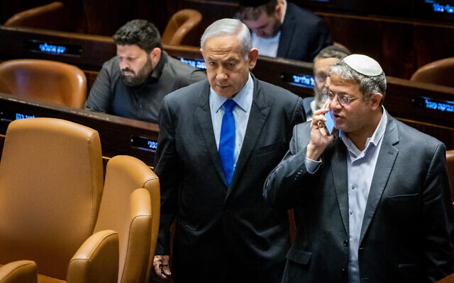 رئيس الوزراء بنيامين نتنياهو (على يسار الصورة) مع وزير الأمن القومي إيتمار بن غفير من عوتسما يهوديت في الكنيست بالقدس، 6 مارس، 2023. (Yonatan Sindel / Flash90)