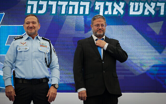 مفوض الشرطة الإسرائيلية كوبي شبتاي (من اليسار)، ووزير الأمن القومي إيتمار بن غفير في مقر الشرطة الإسرائيلية في القدس، 20 أبريل، 2023. (Oren Ben Hakoon / Flash90)