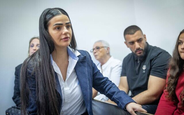 أوريان بن خليفة، شرطية سابقة في حرس الحدود، المتهمة بالاعتداء على امرأة فلسطينية في البلدة القديمة بالقدس، أثناء وصولها لحضور جلسة استماع في محكمة الصلح في القدس، 2 مايو 2023 (Yonatan Sindel / Flash90)