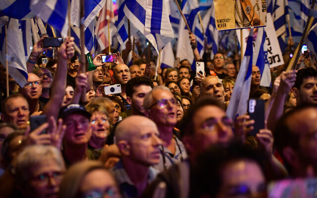 إسرائيليون يحتجون على الإصلاح القضائي الذي تخطط له الحكومة، في تل أبيب، 6 مايو 2023 (Avshalom Sassoni / Flash90)