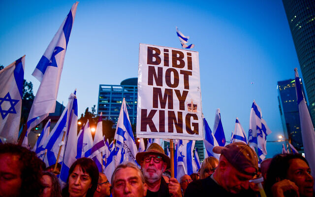 إسرائيليون يحتجون على الإصلاح القضائي الذي تخطط له الحكومة، في تل أبيب، 6 مايو 2023 (Avshalom Sassoni / Flash90)