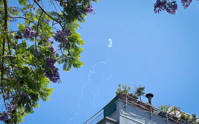 دخان بعد أن اعترض صاروخ أطلقه نظام "القبة الحديدية" صاروخا أُطلق من غزة فوق وسط إسرائيل، 10 مايو، 2023. (Avshalom Sassoni / Flash90)