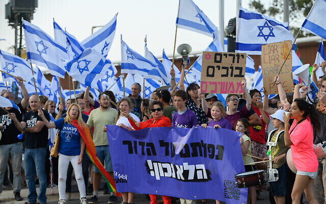 متظاهرون ضد الإصلاح القضائي الذي تخطط له الحكومة في مفرق غوما، شمال إسرائيل، 13 مايو، 2023. (Ayal Margolin / Flash90)