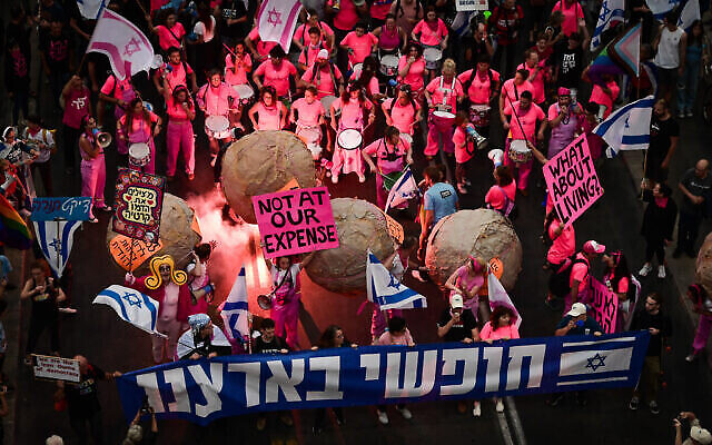 متظاهرون ضد خطط الحكومة الإصلاحية لجهاز القضاء في تل أبيب، 13 مايو، 2023. (Avshalom Sassoni/Flash90)