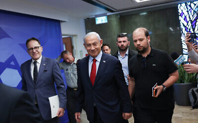 رئيس الوزراء بنيامين نتنياهو يصل الى اجتماع لمجلس الوزراء في مكتب رئيس الوزراء في القدس، 14 مايو، 2023. (Yonatan Sindel / Flash90)