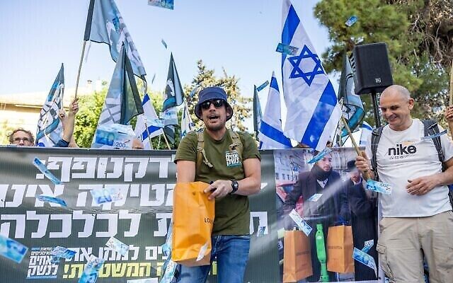 نشطاء من حركة "الأخوة في السلاح" يتظاهرون خارج منزل وزير الإسكان يتسحاق غولدكنوبف في القدس، 16 مايو، 2023. (Yonatan Sindel / Flash90)