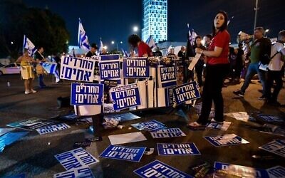 متظاهرون ينظمون مسيرة في بني براك ضد المليارات من الأموال المقدمة للأحزاب الحريدية في ميزانية الدولة، 17 مايو، 2023. (Avshalom Sassoni / Flash90)