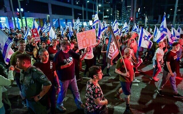 متظاهرون ينظمون مسيرة في بني براك ضد المليارات من الأموال المقدمة للأحزاب الحريدية في ميزانية الدولة، 17 مايو، 2023. (Avshalom Sassoni / Flash90)