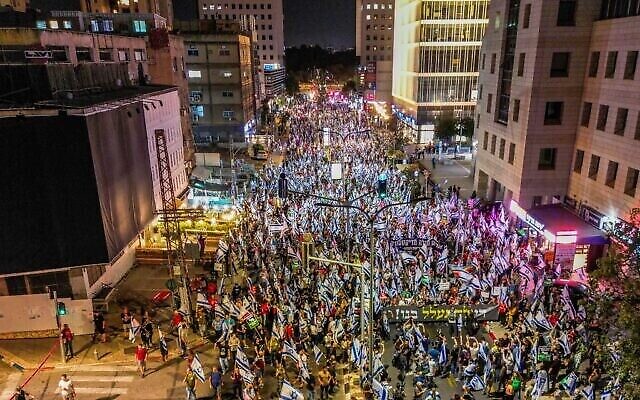متظاهرون ينظمون مسيرة في بني براك ضد المليارات من الأموال المقدمة للأحزاب الحريدية في ميزانية الدولة، 17 مايو، 2023. (Omer Fichman/Flash90)