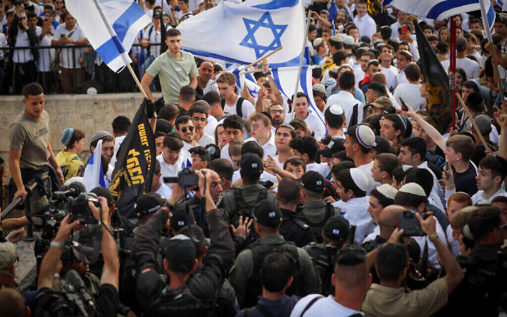 شبان يهود يحملون أعلام إسرائيل وأعلام حركة "لهافا" اليمينية المتطرفة عند باب العامود في البلدة القديمة بالقدس، خلال احتفالات "يوم القدس"، 18 مايو، 2023. (Jamal Awad / Flash90)