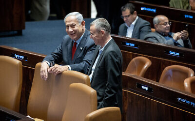 رئيس الوزراء بنيامين نتنياهو ووزير العدل ليفين خلال مناقشة وتصويت على ميزانية الدولة في الكنيست بالقدس، 23 مايو 2023 (Yonatan Sindel / Flash90)