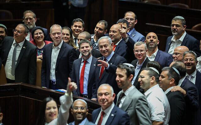رئيس الوزراء بنيامين نتنياهو وأعضاء كنيست ووزراء بعد أن أقر الكنيست ميزانية 2023-2024 في القدس،  23 مايو، 2023. (Yonatan Sindel / Flash90)