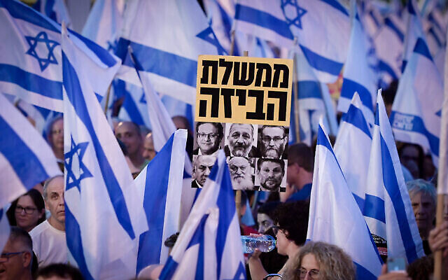 آلاف الإسرائيليين يحتجون على الإصلاح القضائي الذي تخطط له الحكومة في تل أبيب، 27 مايو، 2023. (Avshalom Sassoni / Flash90)