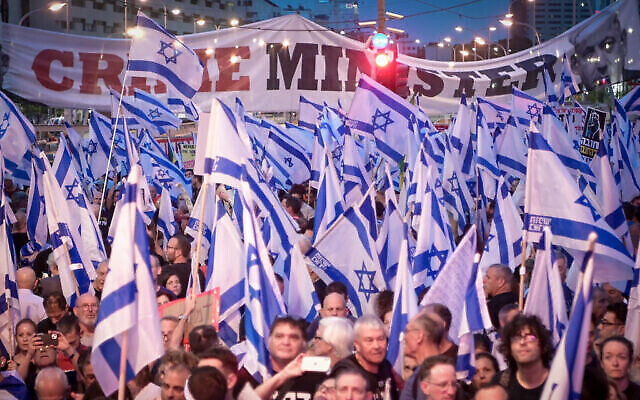 آلاف الإسرائيليين يحتجون على الإصلاح القضائي الذي تخطط له الحكومة في تل أبيب، 27 مايو، 2023. (Avshalom Sassoni / Flash90)
