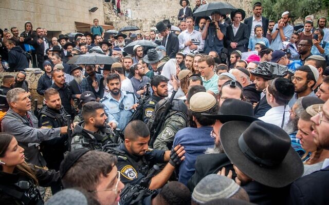 نشطاء يهود حريديم يشتبكون مع الشرطة خلال احتجاج على مؤتمر للمسيحيين خارج مركز ديفيدسون في البلدة القديمة بالقدس، 28 مايو 2023 (Arie Leib Abrams / Flash90)