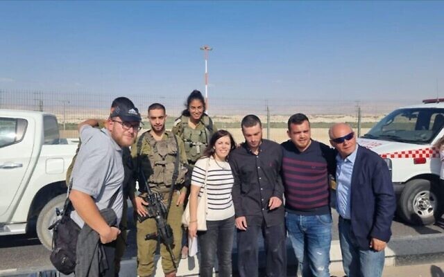 شالوم روتبان (الثالث من اليمين) مع عائلته على الحدود الإسرائيلية الأردنية في 25 مايو 2023. (Israel Dog Unit Spokesperson; used in accordance with Clause 27a of the Copyright Law)