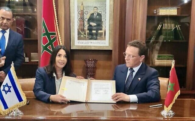 وزيرة النقل ميري ريغيف (يسار الصورة) مع نظيرها المغربي محمد عبد الجليل بعد توقيع سلسلة من الاتفاقيات في الرباط، المغرب، 29 مايو، 2023. (Twitter)