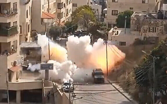 انفجار عبوة ناسفة بالقرب من قافلة للجيش الإسرائيلي تغادر مدينة نابلس بالضفة الغربية، 9 مايو 2023 (Screenshot: Twitter)