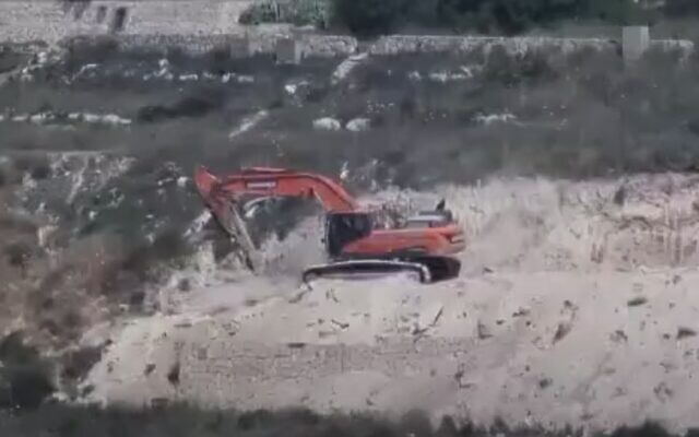 معدات بناء تخلي أرض لبؤرة "حومش"
 الاستيطانية غير القانونية، 25 مايو 2023. (Screen capture / YouTube)