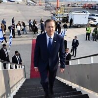 الرئيس يتسحاق هرتسوغ يغادر إسرائيل لحضور مؤتمر الأمم المتحدة السابع والعشرين لتغير المناخ في شرم الشيخ، مصر، 7 نوفمبر، 2022. (Haim Zach / GPO)