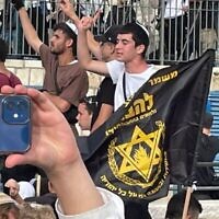 نشطاء اليمين المتطرف يضايقون الصحفيين خلال "مسيرة الأعلام" خارج البلدة القديمة بالقدس، 18 مايو، 2023. (Jeremy Sharon / Times of Israel)