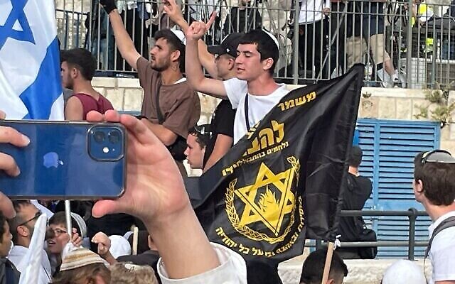 نشطاء اليمين المتطرف يضايقون الصحفيين خلال "مسيرة الأعلام" خارج البلدة القديمة بالقدس، 18 مايو، 2023. (Jeremy Sharon / Times of Israel)
