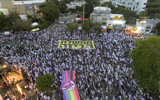 متظاهرون ضد الإصلاح القضائي يتجمعون في حيفا، 20 مايو 2023 (Dror Gilboa / Courtesy)