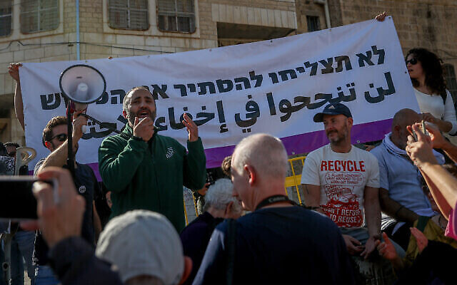 أعضاء في منظمة "كسرالصمت" خلال جولة في مدينة الخليل بالضفة الغربية، 2 نوفمبر، 2022. (Flash90)