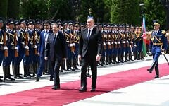 حرس الشرف يستقبل الرئيس إسحاق هرتسوغ (يسار) في باكو، إلى جانب الرئيس الأذربيجاني إلهام علييف، 30 مايو 2023 (Haim Zach / GPO)
