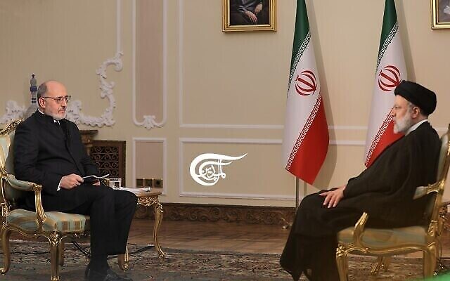 الرئيس الإيراني إبراهيم رئيسي يتحدث مع قناة الميادين الإخبارية اللبنانية الموالية لحزب الله في مقابلة بثت في 2 مايو، 2023. (screenshot)